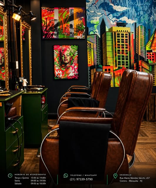 Cadeiras de couro, espelhos e arte urbana no espaço da Barbearia Urbana